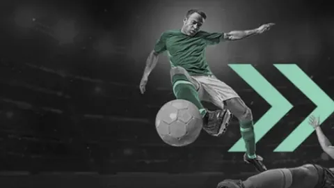 巴塞隆纳与那不勒斯欧联附加赛首回合1-1战平，泽林斯基进球弗兰点球救主